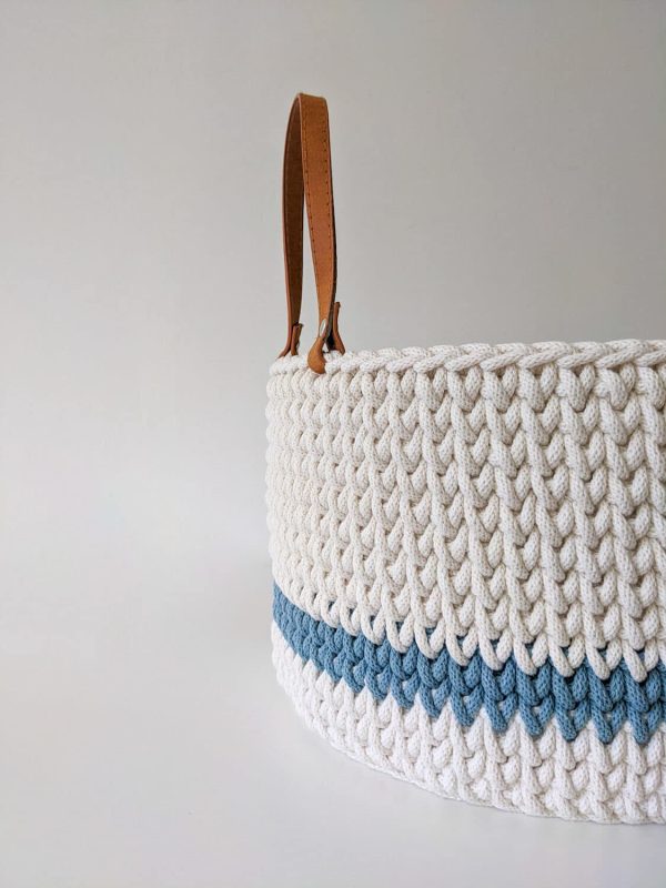 Crochet basket with leather handles
