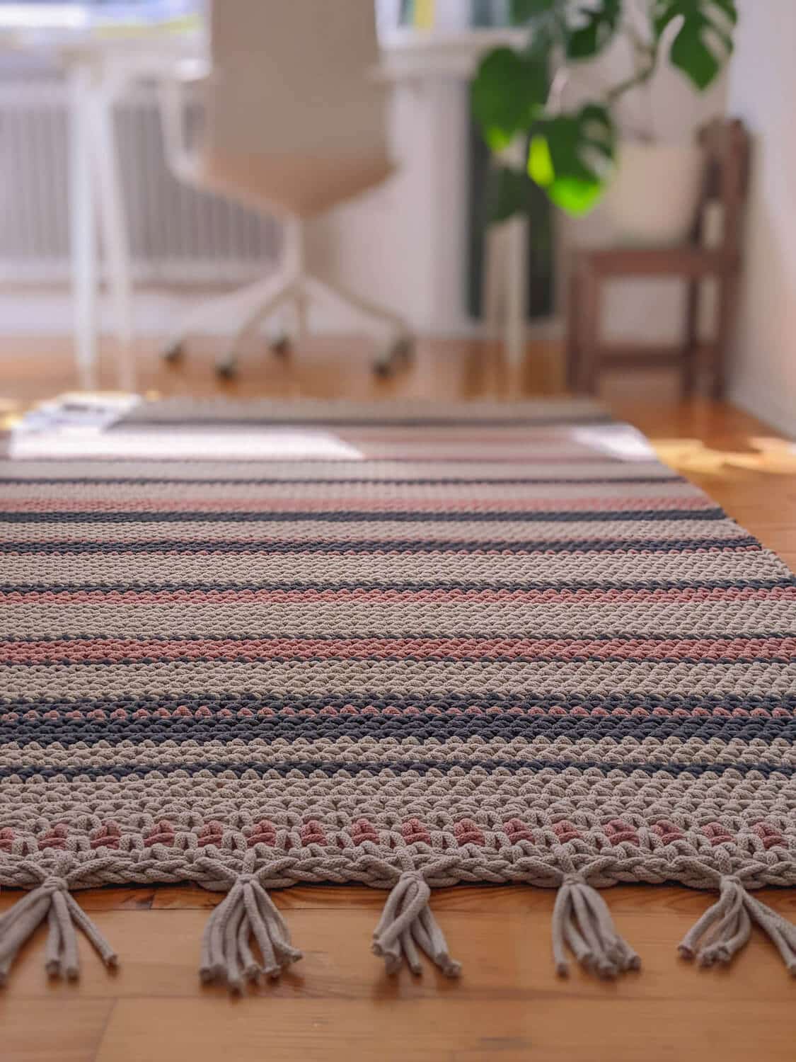 Quadratischer Boho Teppich beige intriq und Gehäkelte - mit Teppiche Körbe - Fransen Sitzpoufs
