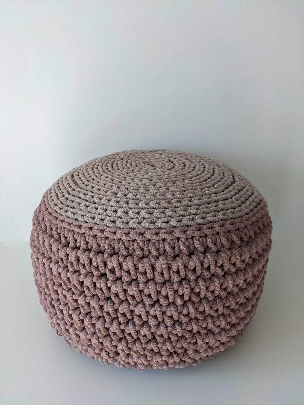 Round pearl-muave crochet pouf