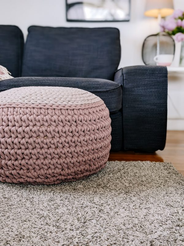 Round pearl-muave crochet pouf