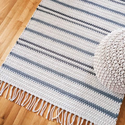 Crochet striped carpet for the living room